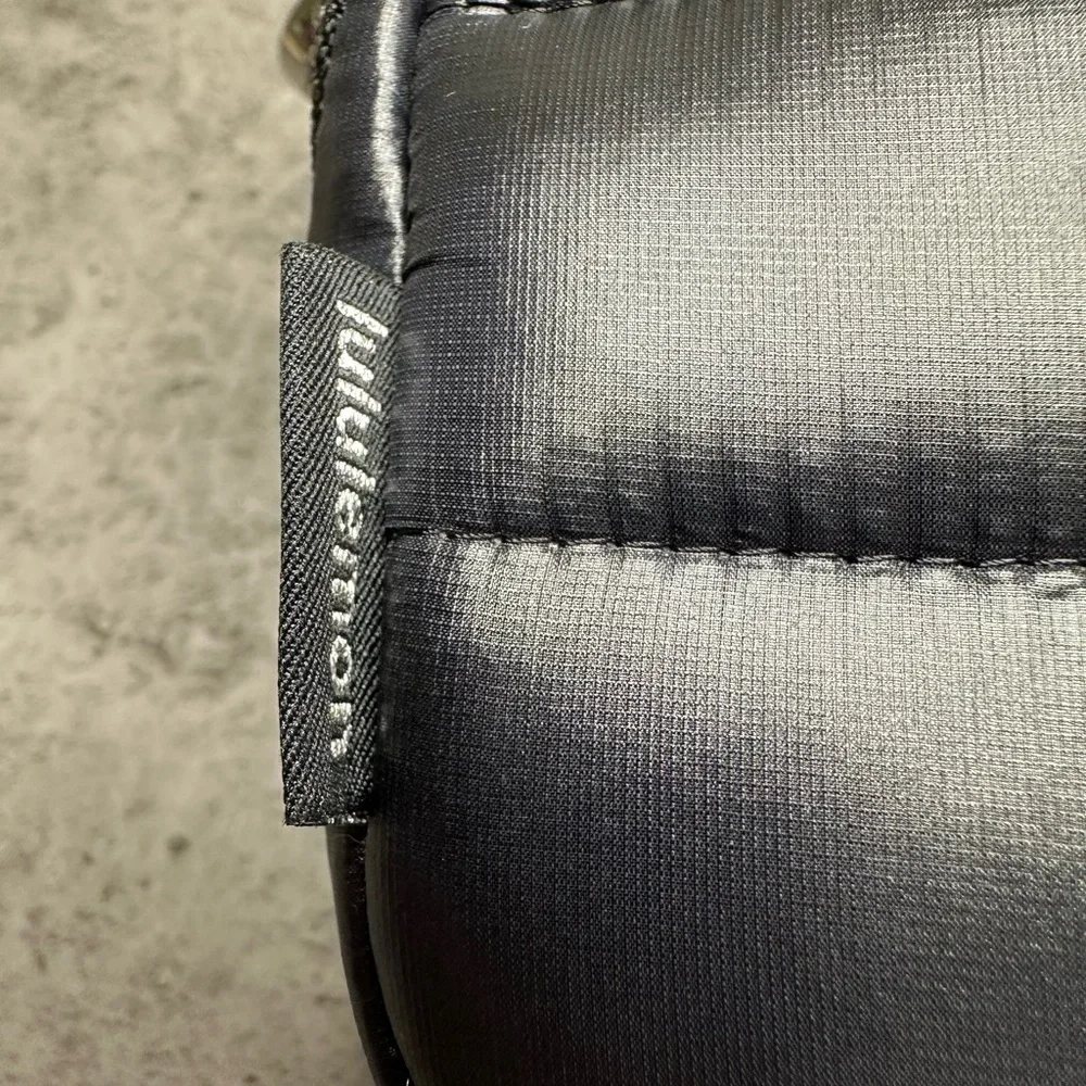 lululemon Everywhere Wunder Puff Crossbody Bag 2L – Black - Picture 4 of 10